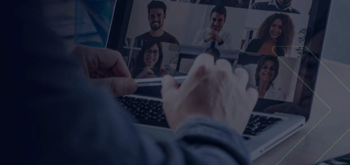 Pessoa em reunião virtual com equipe durante a pandemia, representando os desafios de liderar uma organização em tempos de crise sanitária