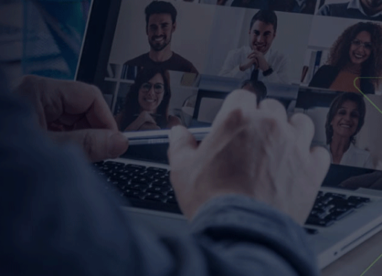 Pessoa em reunião virtual com equipe durante a pandemia, representando os desafios de liderar uma organização em tempos de crise sanitária