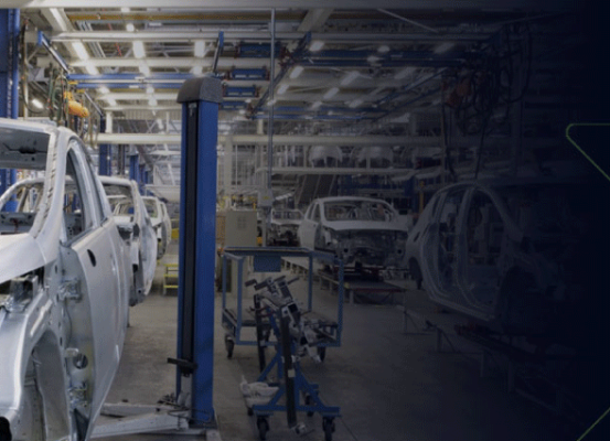 Linha de montagem de veículos parcialmente montados reflete os impactos da escassez de semicondutores na indústria automotiva nacional