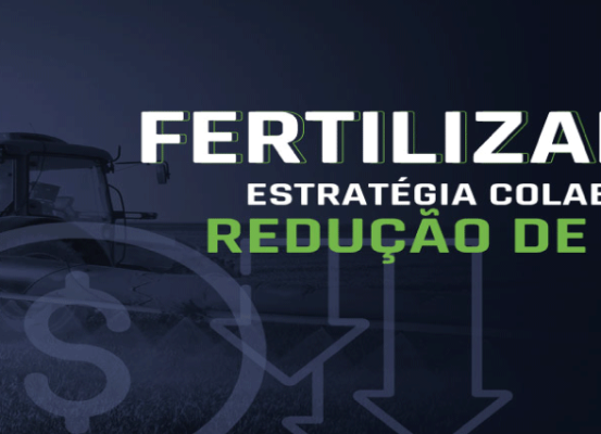 Máquina agrícola aplicando fertilizantes em lavoura com ícones de economia e texto sobre estratégia colaborativa na redução de custos no agronegócio