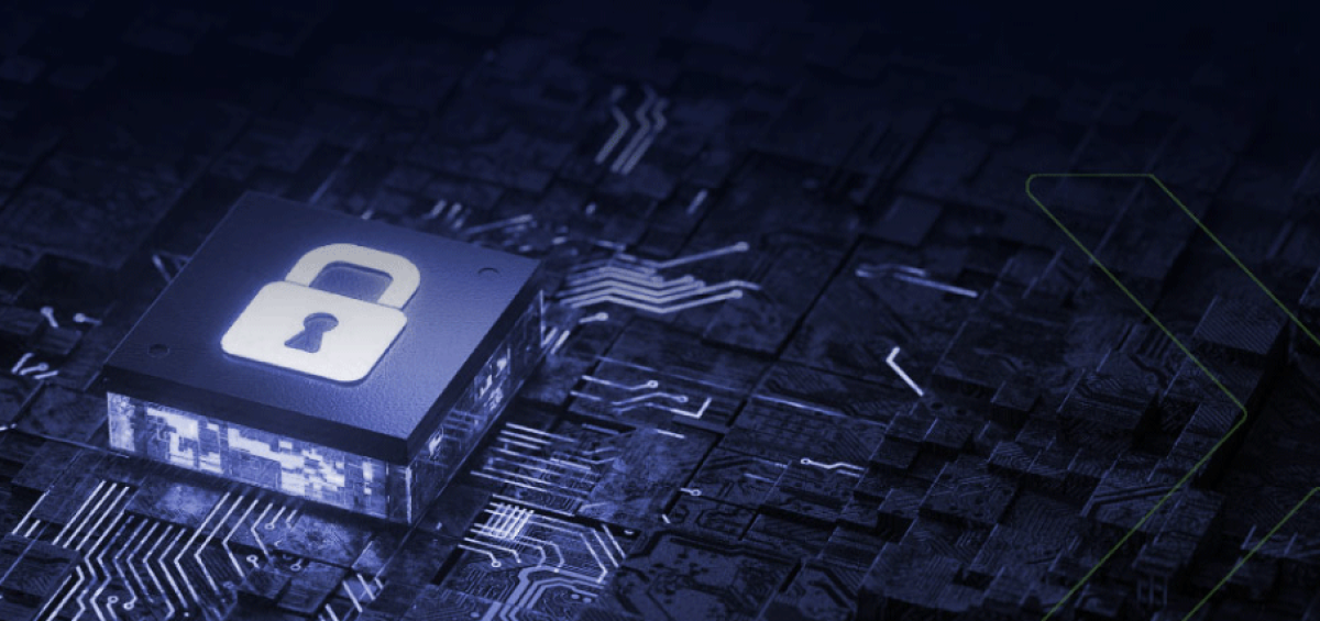 Chip com símbolo de cadeado sobre placa de circuito, representando a segurança digital e a adequação à LGPD – Lei Geral de Proteção de Dados