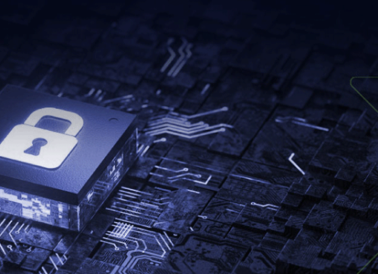 Chip com símbolo de cadeado sobre placa de circuito, representando a segurança digital e a adequação à LGPD – Lei Geral de Proteção de Dados