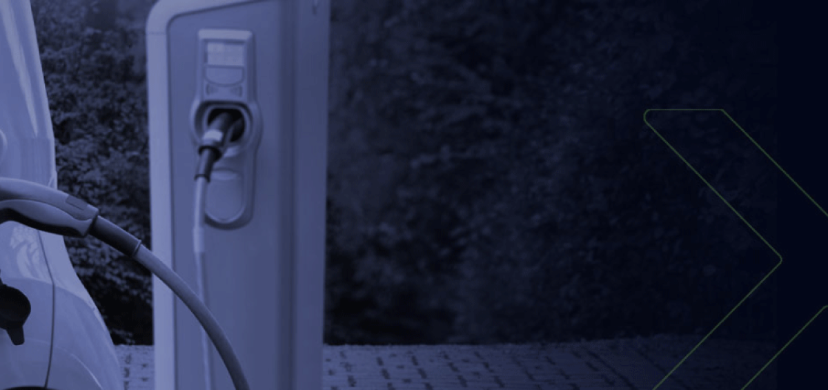 Veículo elétrico sendo recarregado em estação de carregamento, ilustrando a tendência de crescimento da eletromobilidade no setor automotivo