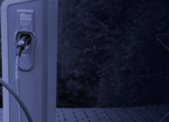 Veículo elétrico sendo recarregado em estação de carregamento, ilustrando a tendência de crescimento da eletromobilidade no setor automotivo
