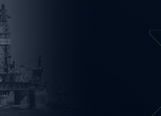 Plataforma de petróleo offshore no oceano, simbolizando a eficiência operacional do OEA para operadoras de óleo e gás e a cadeia de fornecimento