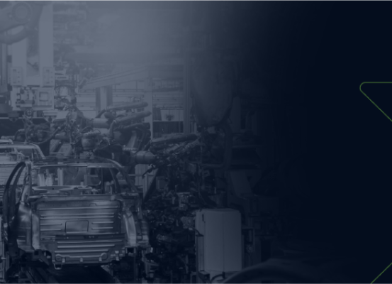 Linha de montagem automotiva com robôs industriais e carrocerias de veículos, representando o impacto da crise dos semicondutores e da variante Ômicron nas montadoras