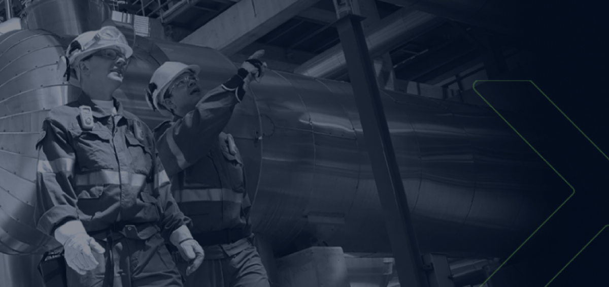 Engenheiros com capacete e EPI inspecionando estrutura industrial, representando o impacto da extinção do REIQ na indústria química brasileira