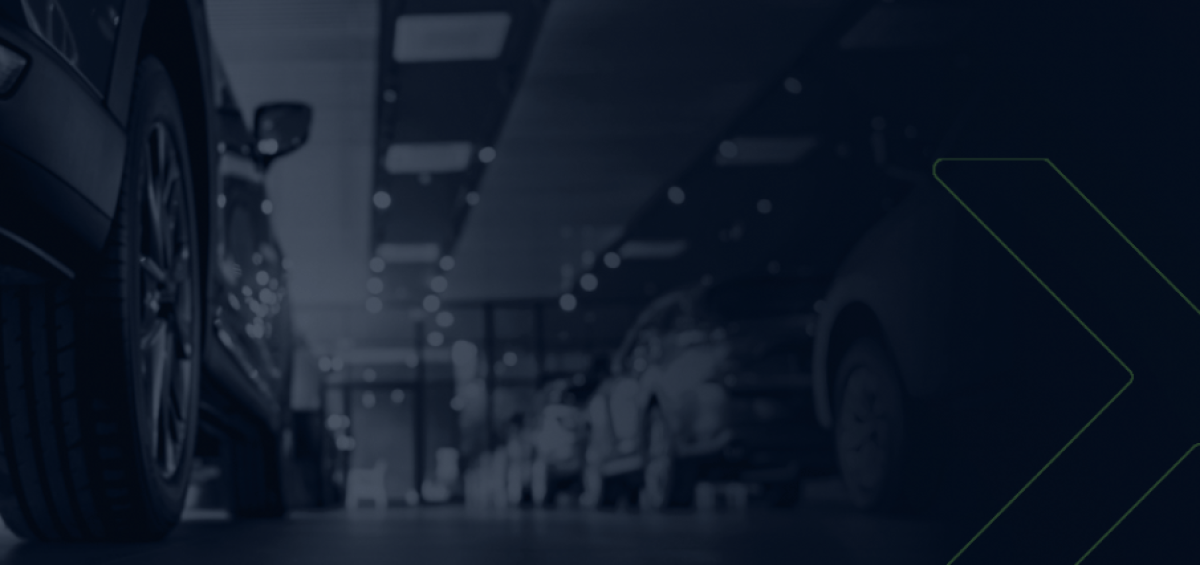 Interior de concessionária com carros alinhados, ilustrando a indústria automotiva no Brasil e os desafios econômicos em 2022.