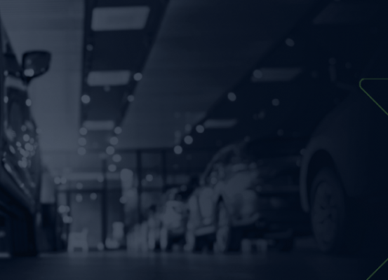 Interior de concessionária com carros alinhados, ilustrando a indústria automotiva no Brasil e os desafios econômicos em 2022.