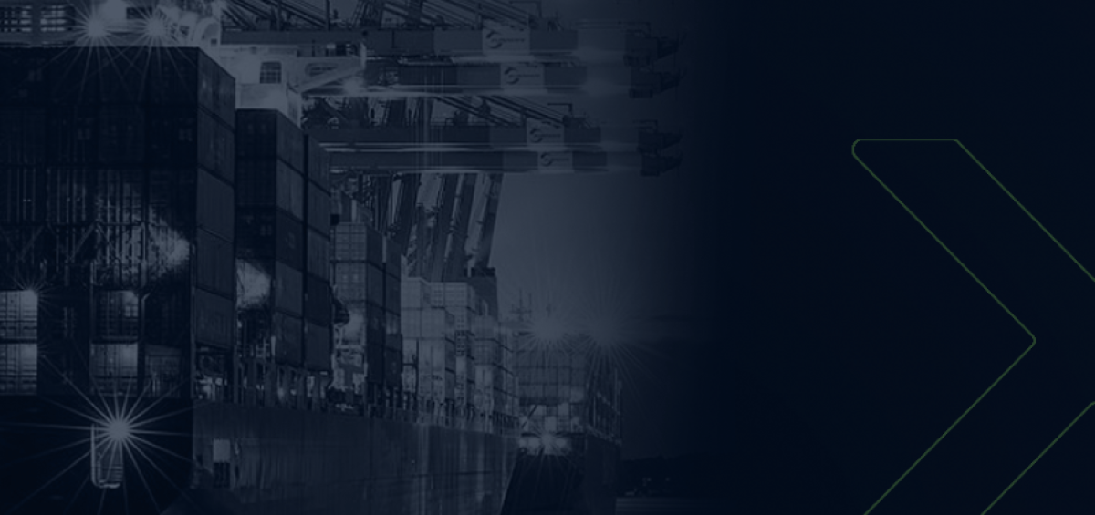 Navios porta-contêineres iluminados atracados no porto à noite, representando o OEA, gerenciamento de riscos e a Portaria 163/22 no comércio exterior.