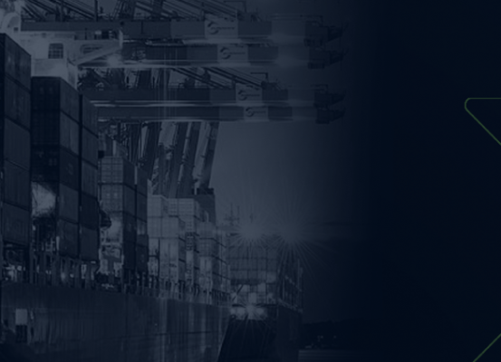 Navios porta-contêineres iluminados atracados no porto à noite, representando o OEA, gerenciamento de riscos e a Portaria 163/22 no comércio exterior.