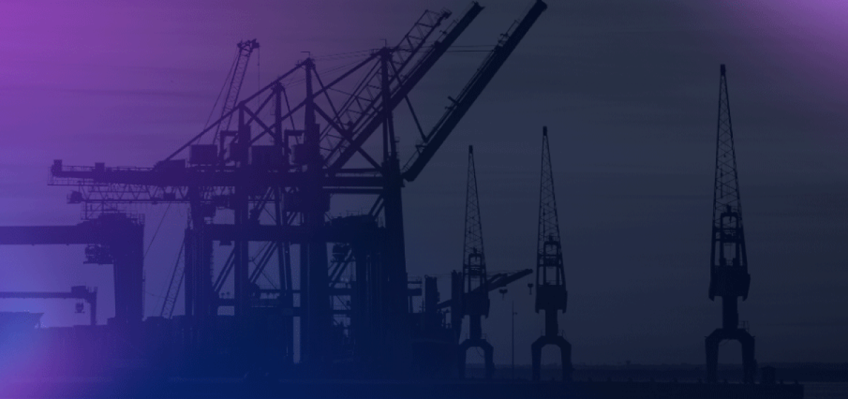 Plataforma petroquímica offshore ao entardecer, representando as alterações do REIQ e o impacto nas empresas químicas e petroquímicas.