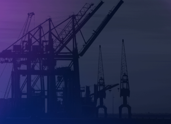 Plataforma petroquímica offshore ao entardecer, representando as alterações do REIQ e o impacto nas empresas químicas e petroquímicas.