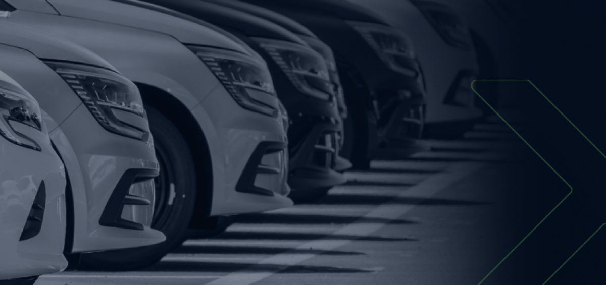 Linha de carros estacionados em fila, simbolizando o alívio para a indústria automotiva no mês de maio.