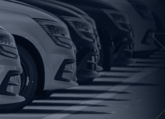 Linha de carros estacionados em fila, simbolizando o alívio para a indústria automotiva no mês de maio.