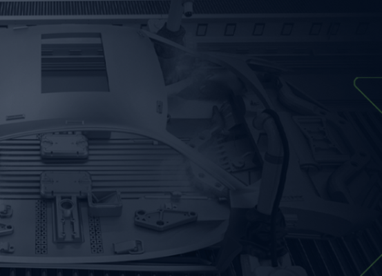 Robôs industriais montando a carroceria de um carro em linha de produção da indústria automotiva, destacando iniciativas voltadas ao ESG.