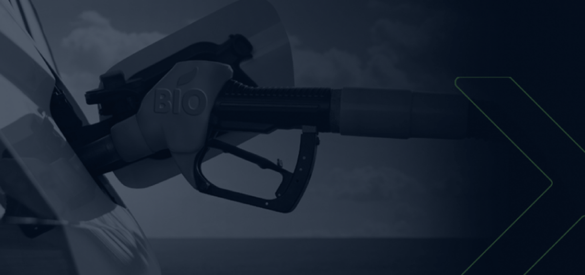 Bomba de combustível BIO abastecendo carro, representando a oferta de biocombustíveis no Brasil para contribuir com a transição energética global