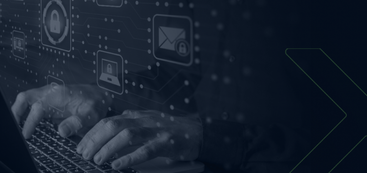 Profissional digitando em notebook com ícones de segurança digital, representando a importância do compliance e da proteção de dados na escrituração fiscal e relação com a Receita.
