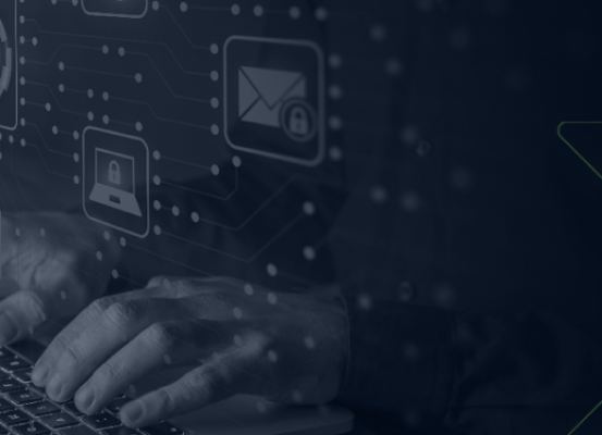 Profissional digitando em notebook com ícones de segurança digital, representando a importância do compliance e da proteção de dados na escrituração fiscal e relação com a Receita.