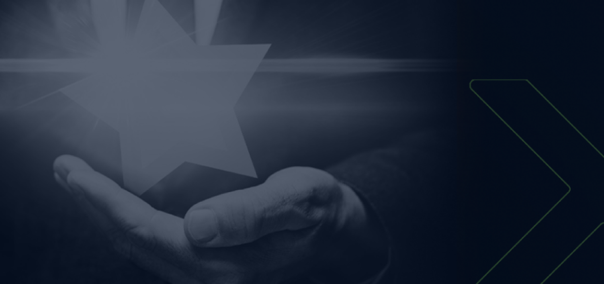 Mão segurando estrela simbolizando prêmio Automotive Business por indicação e reconhecimento por trabalho notável