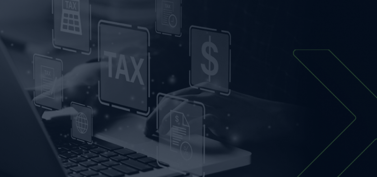 Pessoa digitando em laptop com ícones digitais relacionados a impostos e finanças, ilustrando a importância de atenção às estratégias tributárias com a expansão das vendas de automóveis.