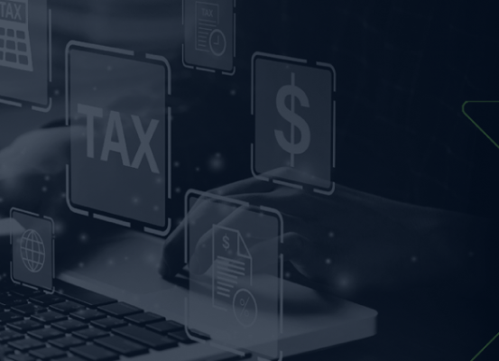Pessoa digitando em laptop com ícones digitais relacionados a impostos e finanças, ilustrando a importância de atenção às estratégias tributárias com a expansão das vendas de automóveis.