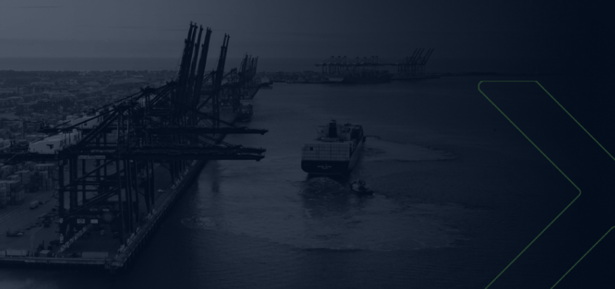Imagem aérea de porto com contêineres e navio cargueiro navegando, ilustrando a utilização do regime de drawback para empresas optantes pelo Simples Nacional a partir de outubro.