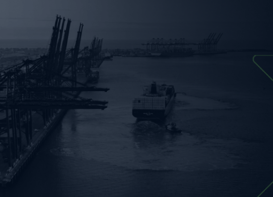 Imagem aérea de porto com contêineres e navio cargueiro navegando, ilustrando a utilização do regime de drawback para empresas optantes pelo Simples Nacional a partir de outubro.