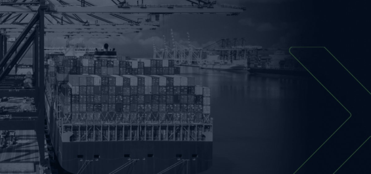 Imagem aérea em tons azul escuro de navio cargueiro carregado com contêineres no porto, representando negociações entre Mercosul e Indonésia para ampliar exportações de empresas brasileiras.
