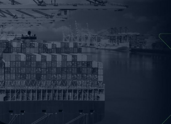Imagem aérea em tons azul escuro de navio cargueiro carregado com contêineres no porto, representando negociações entre Mercosul e Indonésia para ampliar exportações de empresas brasileiras.
