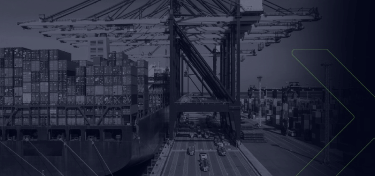 Navio cargueiro carregado com contêineres em porto movimentado, ilustrando agilidade e conhecimento nos processos de importação para o setor eletroeletrônico.