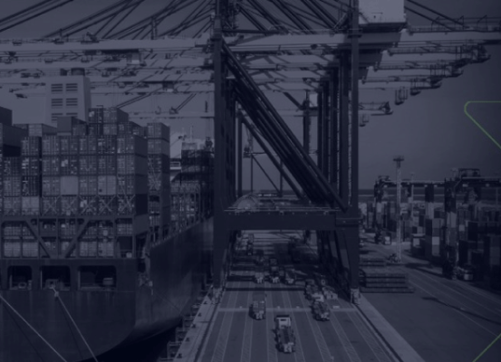 Navio cargueiro carregado com contêineres em porto movimentado, ilustrando agilidade e conhecimento nos processos de importação para o setor eletroeletrônico.