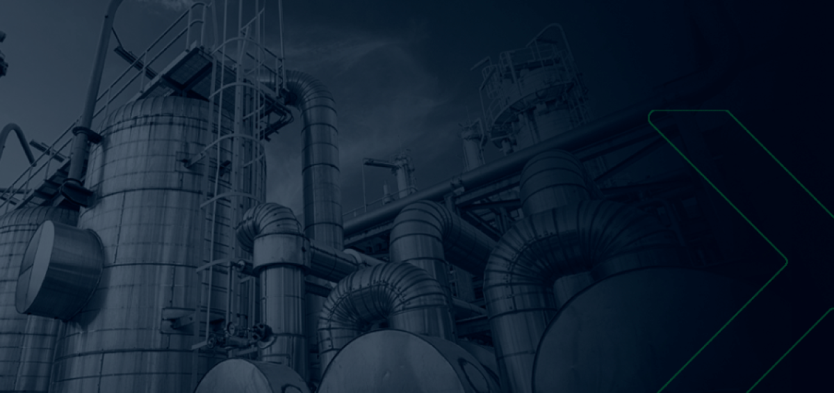 Uso potencializado de regimes especiais pode contribuir com indústria química brasileira, mostrando planta industrial com tanques e tubulações metálicas.