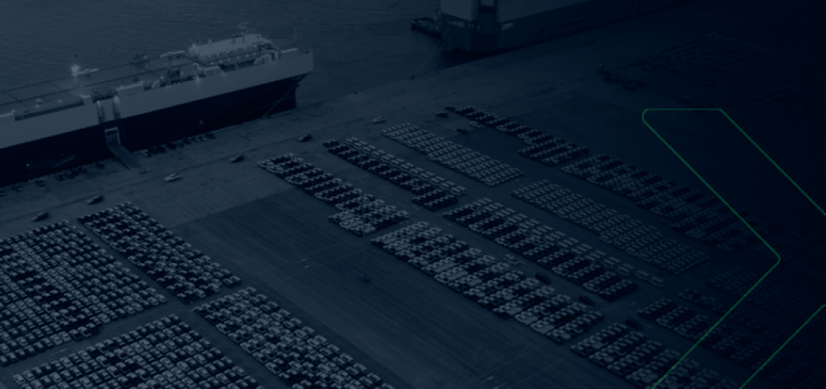 Navio cargueiro e pátio com centenas de carros prontos para exportação representam a produção, licenciamento e exportação da indústria automobilística em 2022.