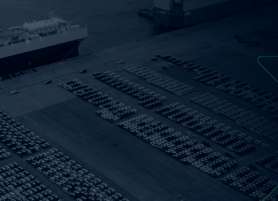 Navio cargueiro e pátio com centenas de carros prontos para exportação representam a produção, licenciamento e exportação da indústria automobilística em 2022.