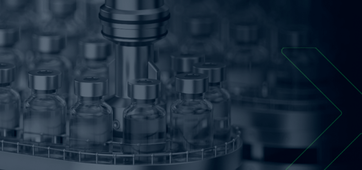 Frascos de medicamentos em linha de produção automatizada representam a expansão dos serviços da Becomex para o setor farmacêutico brasileiro.