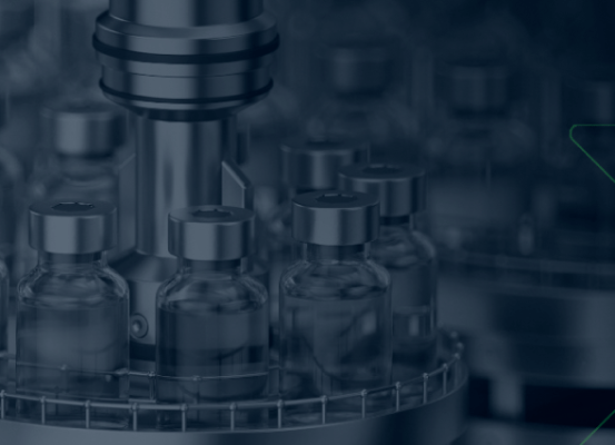Frascos de medicamentos em linha de produção automatizada representam a expansão dos serviços da Becomex para o setor farmacêutico brasileiro.