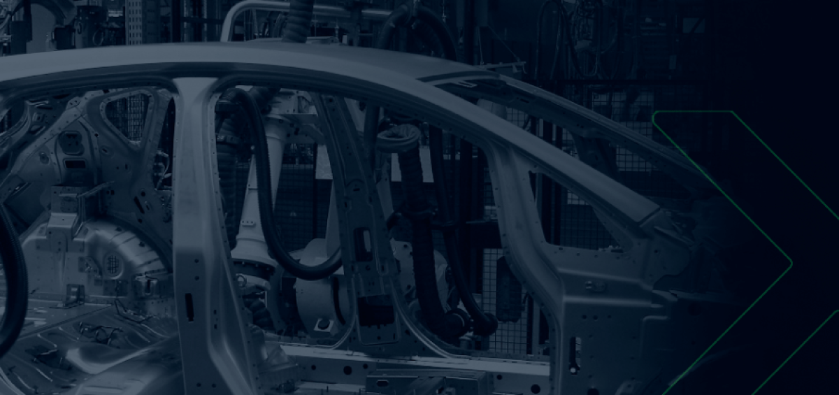 Processo de montagem de carro na indústria automotiva com robôs industriais em fábrica, ilustrando o tema da indústria automotiva em novembro com boas notícias e velhas preocupações.