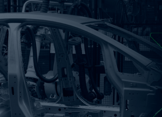 Processo de montagem de carro na indústria automotiva com robôs industriais em fábrica, ilustrando o tema da indústria automotiva em novembro com boas notícias e velhas preocupações.