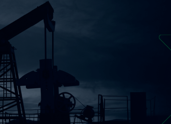 Plataforma de extração de petróleo ao entardecer representa o cenário atual após rejeição do projeto de lei para revogação da Lei do Repetro
