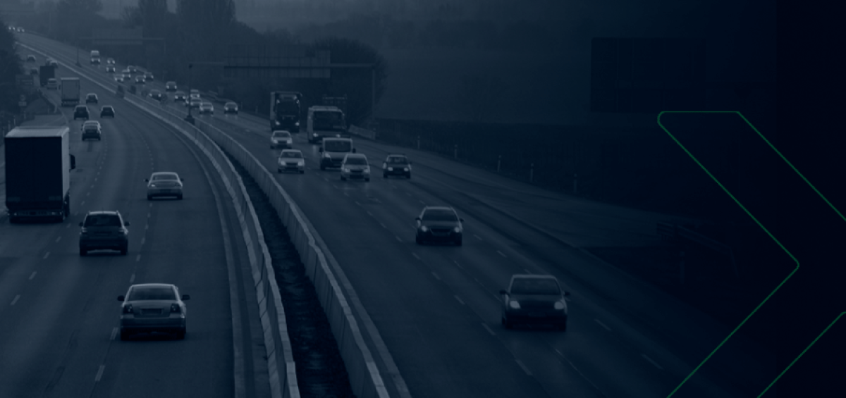 Rodovia movimentada com caminhões e carros em circulação, simbolizando a retomada do crescimento do setor automotivo no Brasil em 2023. Imagem da Becomex.