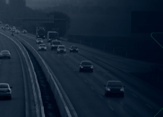 Rodovia movimentada com caminhões e carros em circulação, simbolizando a retomada do crescimento do setor automotivo no Brasil em 2023. Imagem da Becomex.
