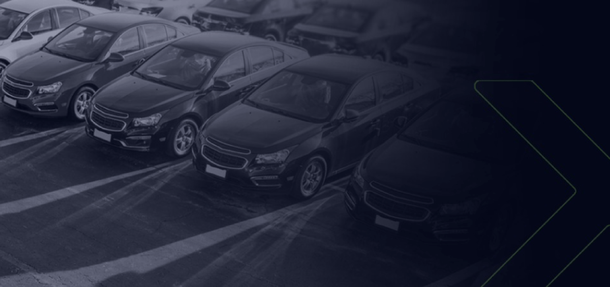 Fila de carros estacionados representando a indústria automobilística e seu tímido crescimento registrado no primeiro bimestre.