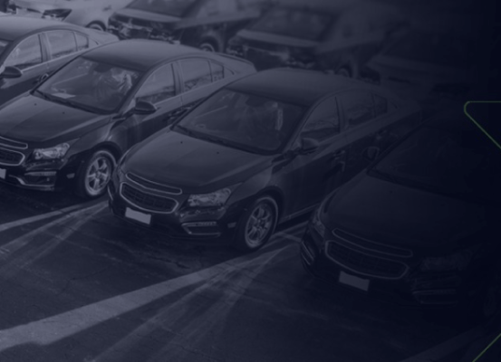 Fila de carros estacionados representando a indústria automobilística e seu tímido crescimento registrado no primeiro bimestre.
