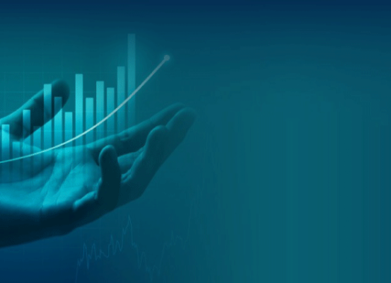 Mão sustentando gráfico de barras em crescimento, simbolizando como a colaboração no programa Becomex Next promove a eficiência econômica da indústria brasileira.