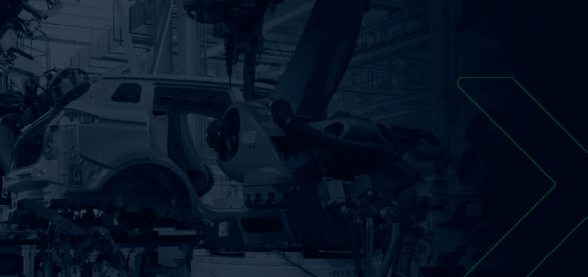 Montagem automatizada de carro em fábrica da indústria automobilística, destacando o impacto dos componentes, crédito e preço na produção em 2023.