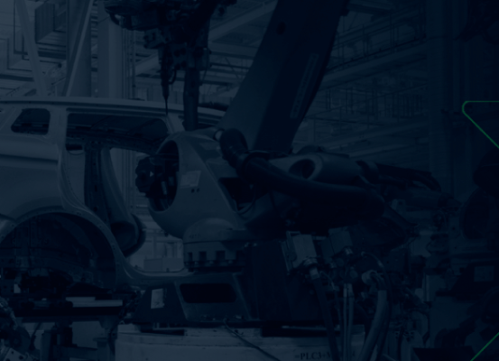Montagem automatizada de carro em fábrica da indústria automobilística, destacando o impacto dos componentes, crédito e preço na produção em 2023.