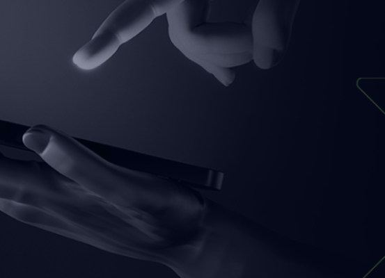Mãos interagindo com tablet, representando soluções inteligentes e tecnológicas para enfrentar desafios estratégicos em transfer pricing.