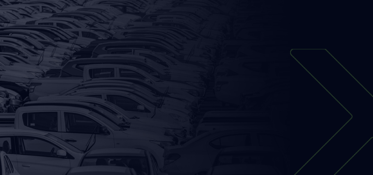 Estacionamento com dezenas de veículos novos, representando o setor automotivo e sua relevância na transformação da indústria brasileira segundo o programa Nova Indústria Brasil