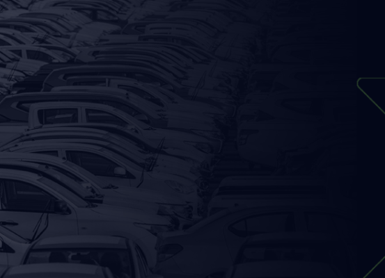 Estacionamento com dezenas de veículos novos, representando o setor automotivo e sua relevância na transformação da indústria brasileira segundo o programa Nova Indústria Brasil